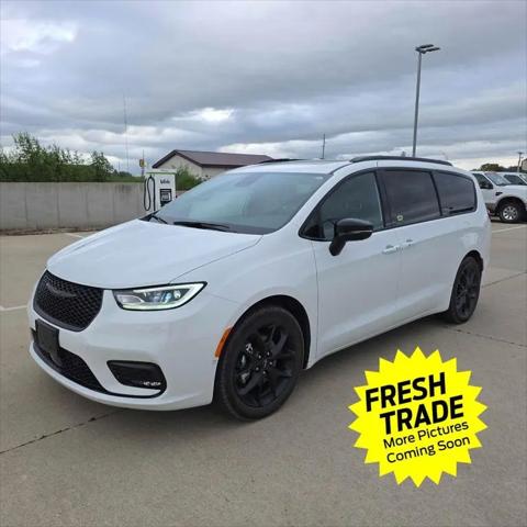 2024 Chrysler Pacifica Limited for sale in Charles City, IA