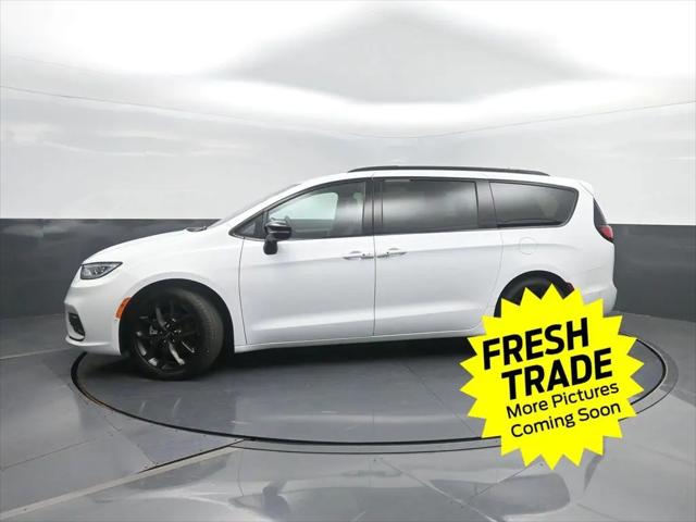 2024 Chrysler Pacifica Limited for sale in Charles City, IA
