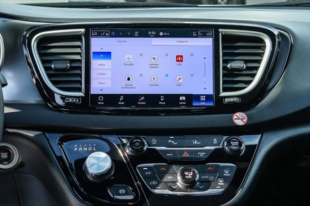 2025 Chrysler Pacifica Select