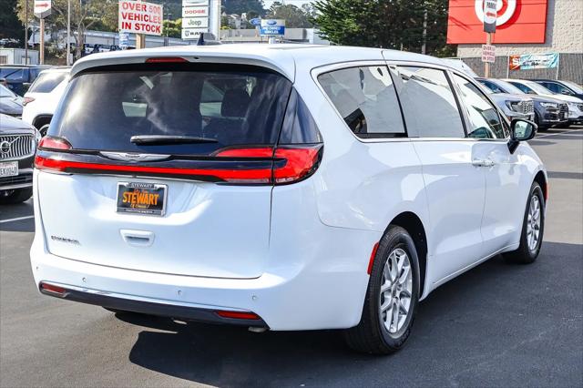 2025 Chrysler Pacifica Select