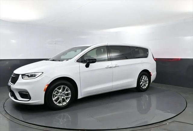 2025 Chrysler Pacifica Select for sale in Valencia, CA