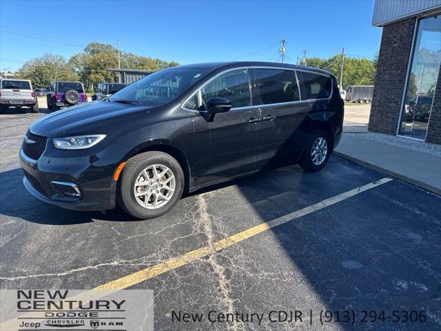 2025 Chrysler Pacifica Select for sale in Paola, KS