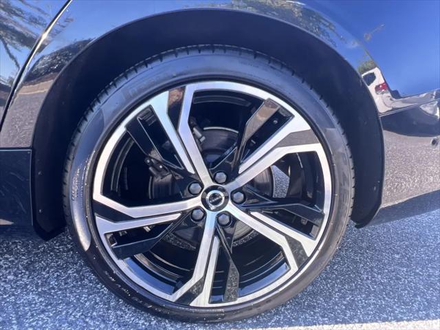 2024 Volvo S60 B5 Plus Dark Theme