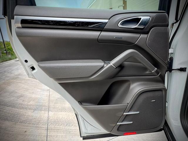 2017 Porsche Cayena Platinum Edition