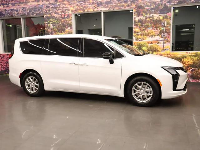 2027 Chrysler Pacifica Select