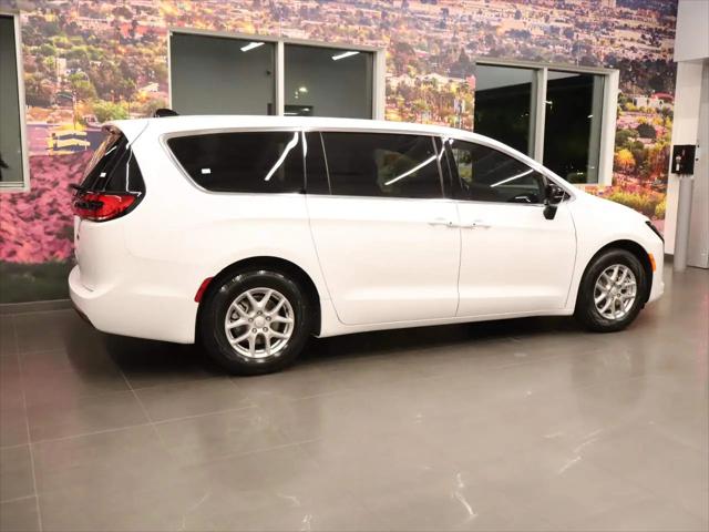 2027 Chrysler Pacifica Select