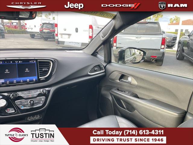 2025 Chrysler Pacifica Select