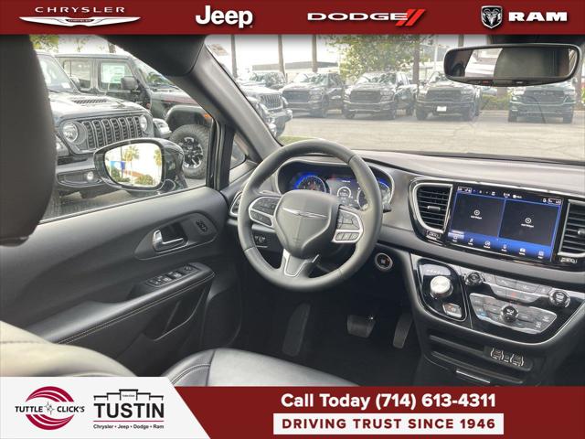 2025 Chrysler Pacifica Select