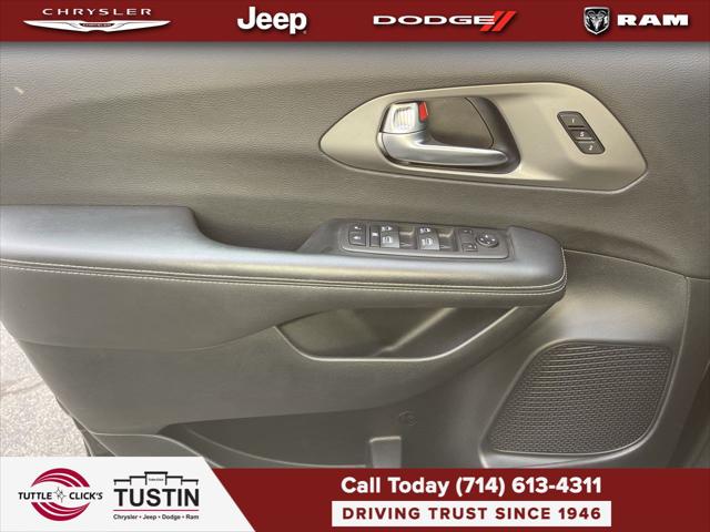 2025 Chrysler Pacifica Select