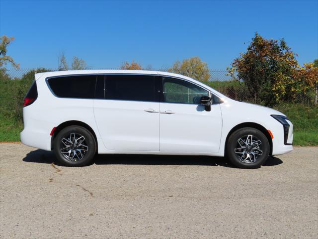 2027 Chrysler Pacifica Limited AWD