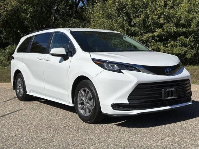 2022 Toyota Sienna LE for sale in Farmington, MN