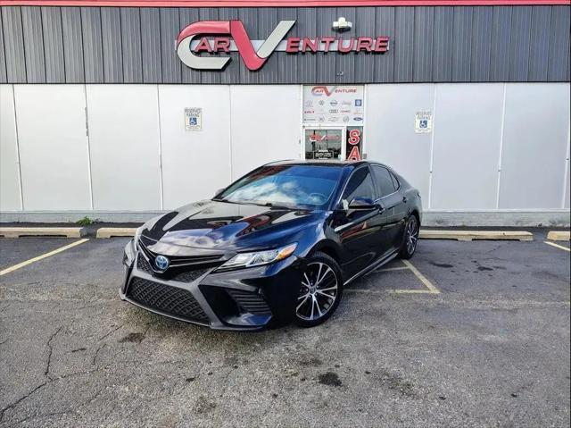 2020 Toyota Camry SE Hybrid for sale in Lansing, MI