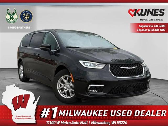 2023 Chrysler Pacifica Touring L for sale in Milwaukee, WI