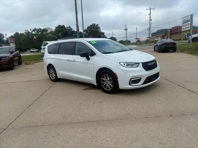 2024 Chrysler Pacifica Touring L for sale in Topeka, KS