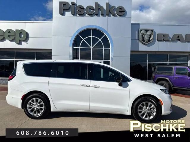 2025 Chrysler Pacifica Select for sale in West Salem, WI