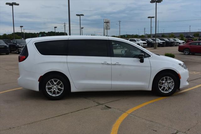 2027 Chrysler Pacifica LX