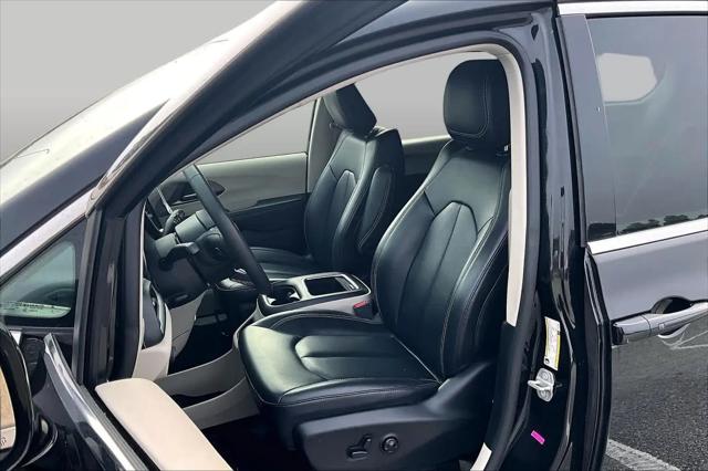 2024 Chrysler Pacifica Hybrid Select