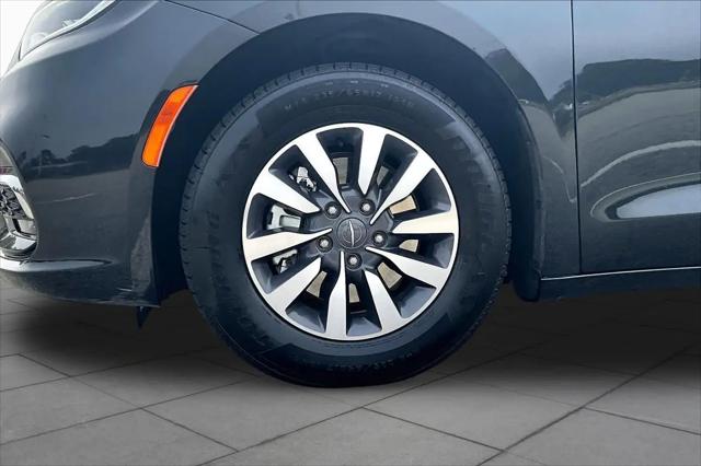 2024 Chrysler Pacifica Hybrid Select
