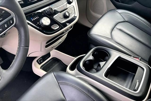 2024 Chrysler Pacifica Hybrid Select