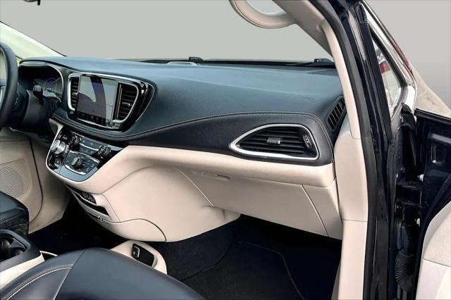 2024 Chrysler Pacifica Hybrid Select