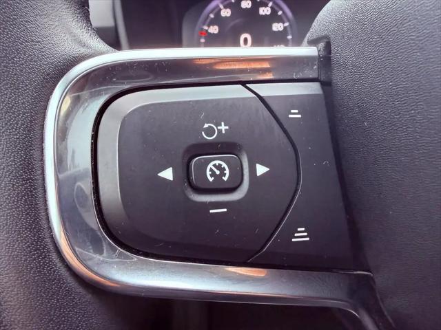 2021 Volvo XC40 T5 Momentum