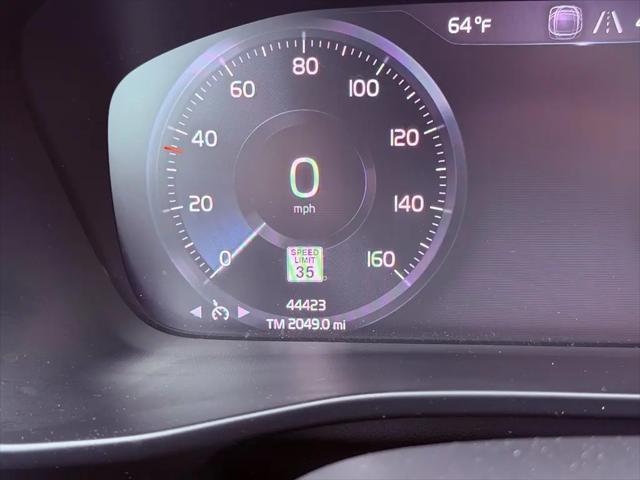 2021 Volvo XC40 T5 Momentum