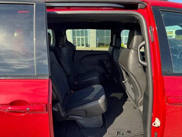 2027 Chrysler Pacifica Select