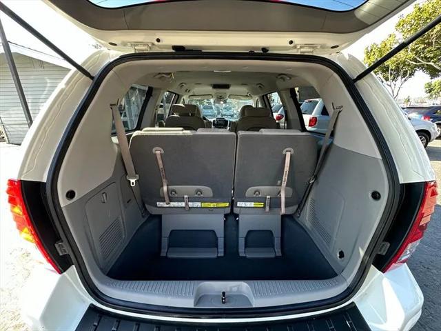 2008 Hyundai Entourage GLS