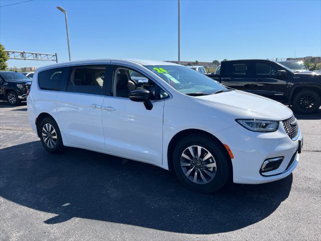 2024 Chrysler Pacifica Hybrid Select
