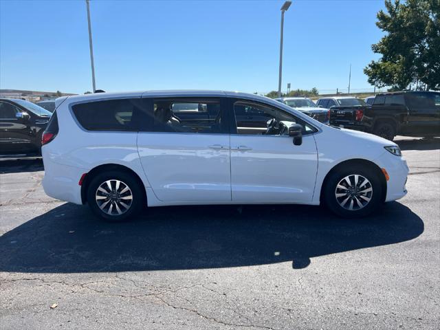 2024 Chrysler Pacifica Hybrid Select