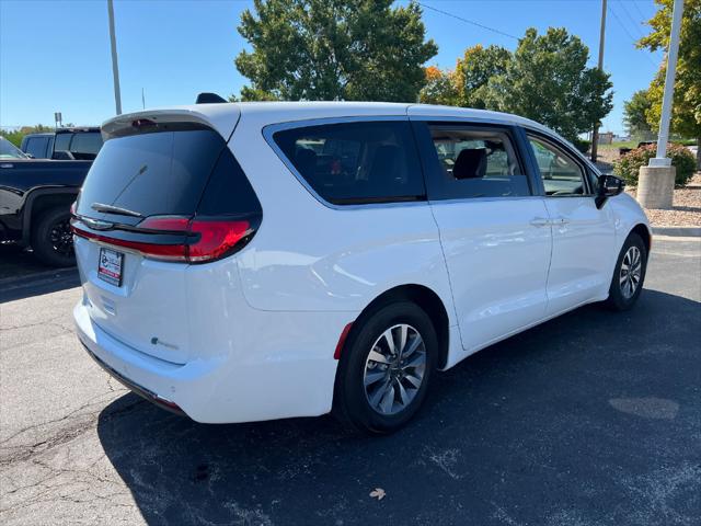 2024 Chrysler Pacifica Hybrid Select