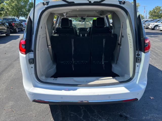 2024 Chrysler Pacifica Hybrid Select