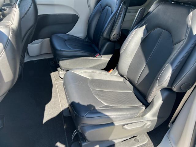 2024 Chrysler Pacifica Hybrid Select
