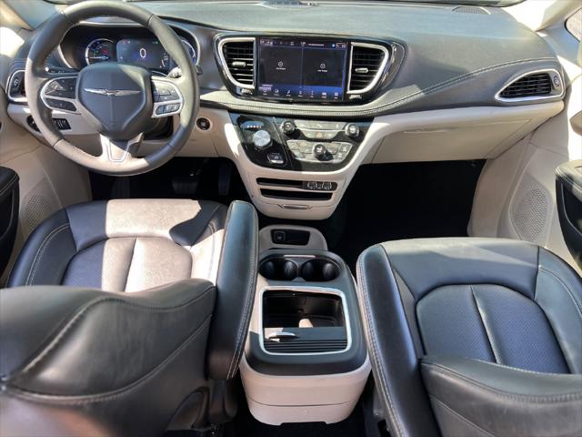 2024 Chrysler Pacifica Hybrid Select