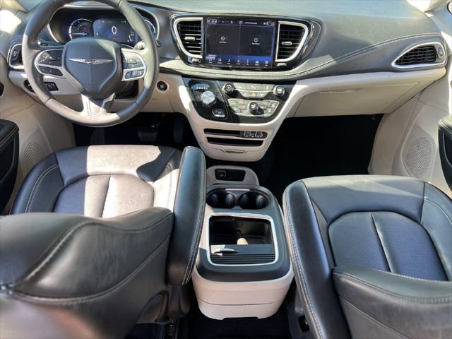 2024 Chrysler Pacifica Hybrid Select