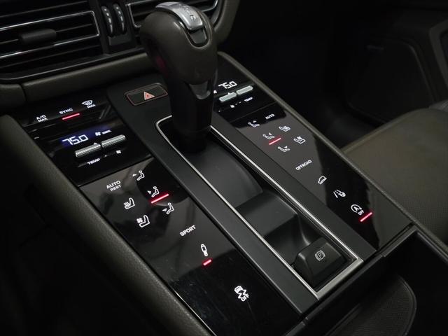 2024 Porsche Macan Unknown