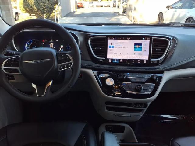 2024 Chrysler Pacifica Hybrid Select