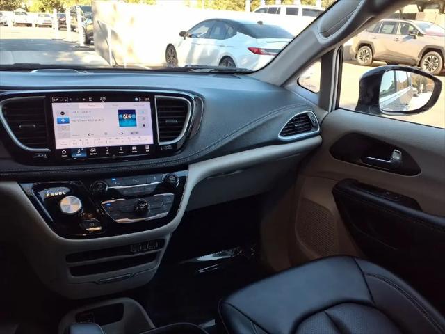 2024 Chrysler Pacifica Hybrid Select