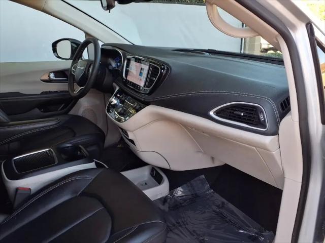 2024 Chrysler Pacifica Hybrid Select