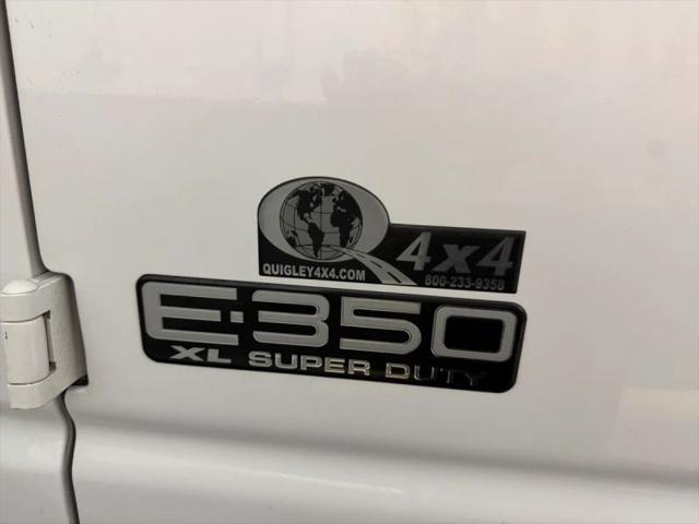 2001 Ford E-350 Super Duty Base