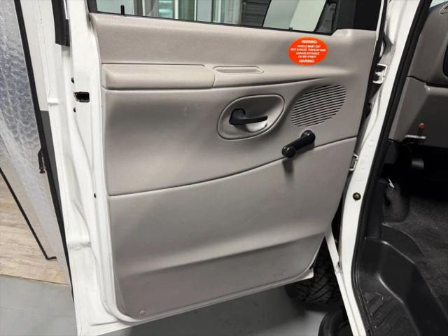2001 Ford E-350 Super Duty Base