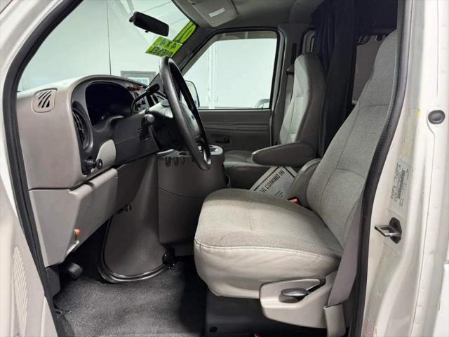 2001 Ford E-350 Super Duty Base