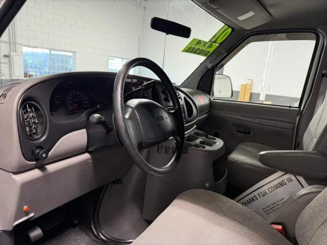 2001 Ford E-350 Super Duty Base