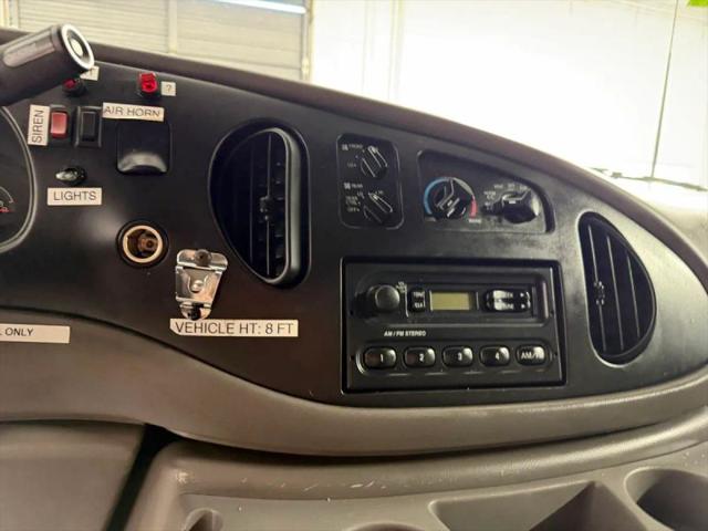 2001 Ford E-350 Super Duty Base