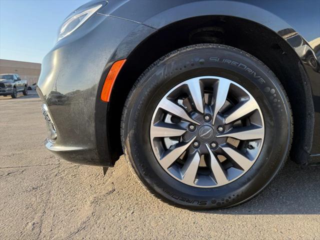 2024 Chrysler Pacifica Hybrid Select