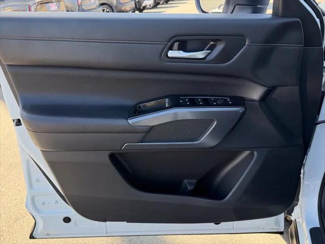 2025 Nissan Pathfinder SL FWD