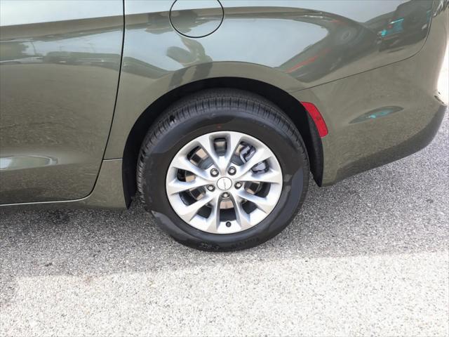 2027 Chrysler Pacifica Select AWD