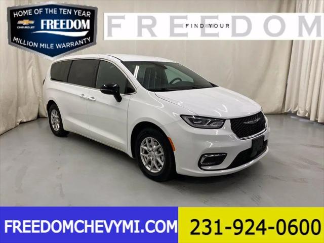 2025 Chrysler Pacifica Select for sale in Fremont, MI