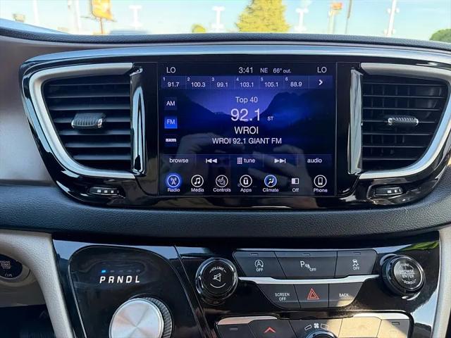 2017 Chrysler Pacifica Touring-L