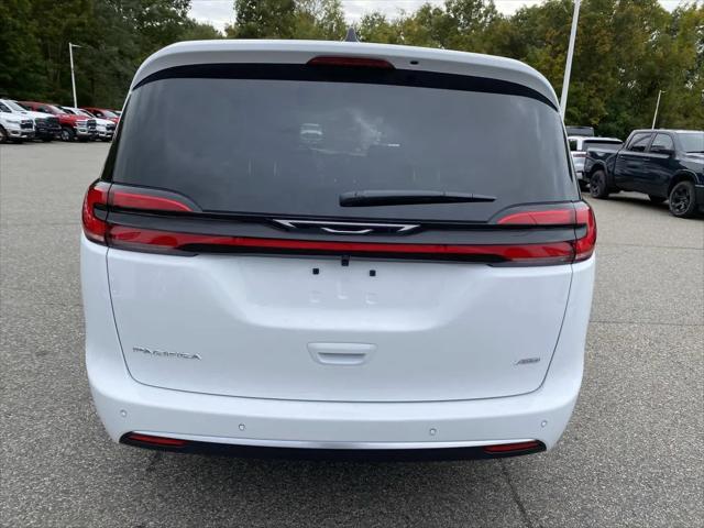 2027 Chrysler Pacifica Select AWD